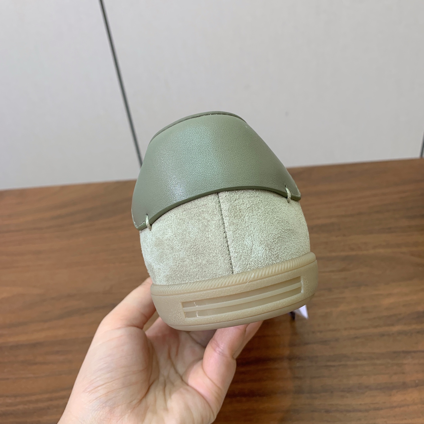 【Zegna】系带休闲鞋。饰有标志性三重交叉松紧细节，灵感源于三重手缝线迹造型，彰显了杰尼亚的悠久传承。
