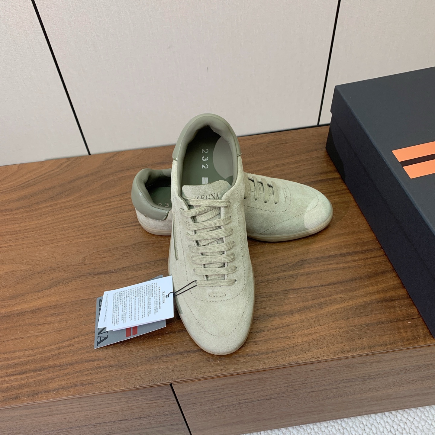 【Zegna】系带休闲鞋。饰有标志性三重交叉松紧细节，灵感源于三重手缝线迹造型，彰显了杰尼亚的悠久传承。