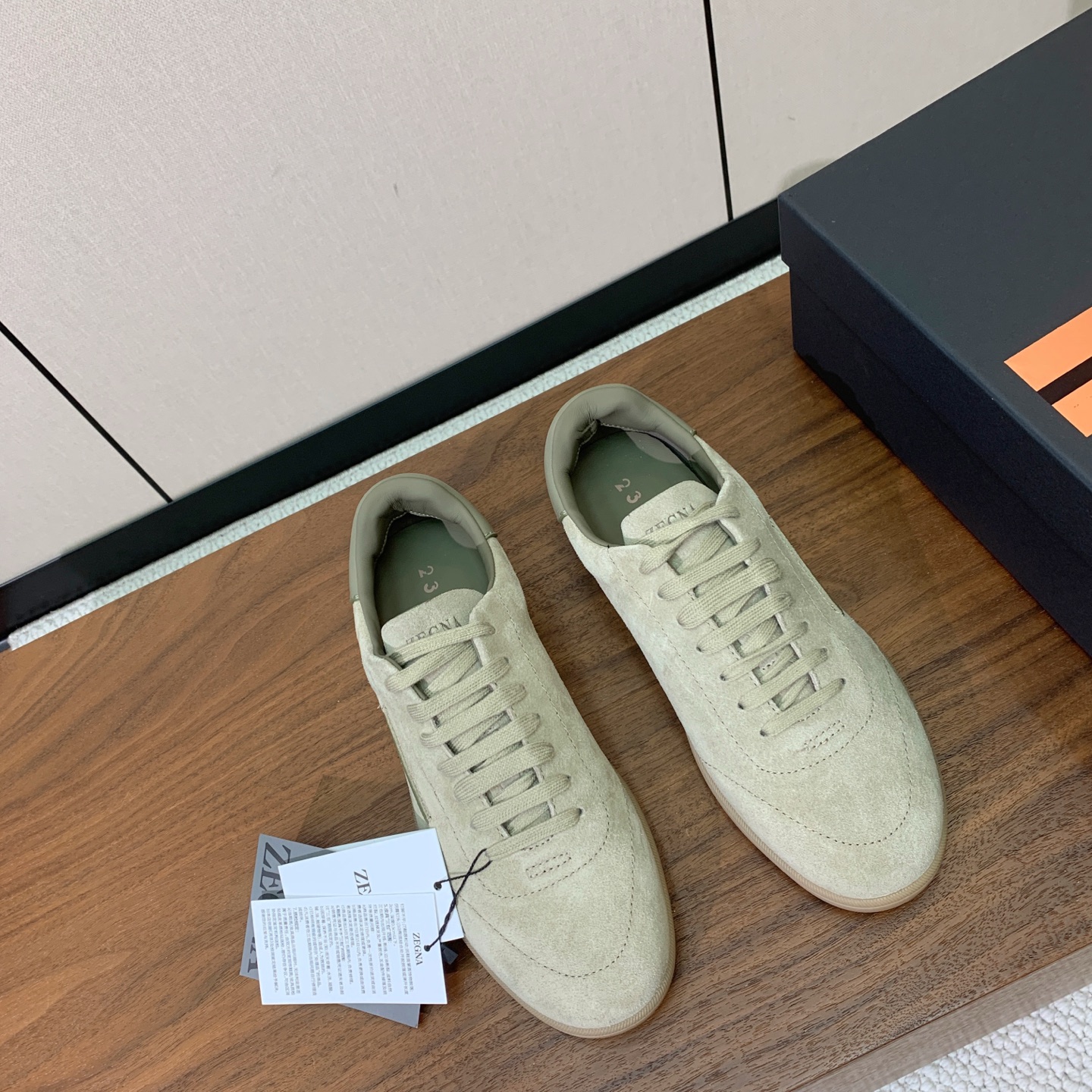 【Zegna】系带休闲鞋。饰有标志性三重交叉松紧细节，灵感源于三重手缝线迹造型，彰显了杰尼亚的悠久传承。