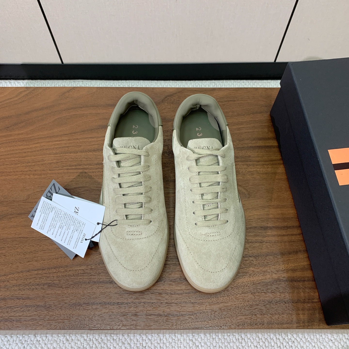 【Zegna】系带休闲鞋。饰有标志性三重交叉松紧细节，灵感源于三重手缝线迹造型，彰显了杰尼亚的悠久传承。