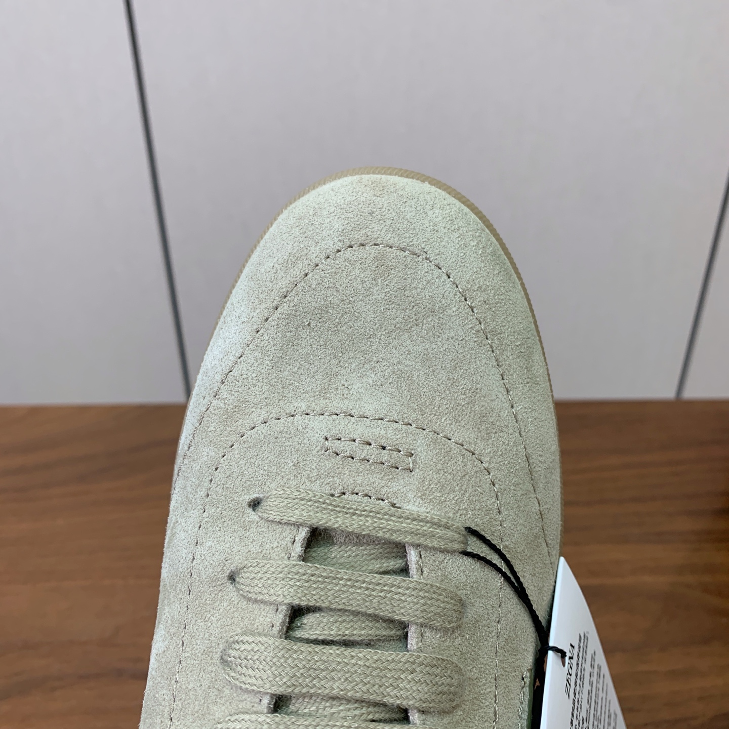 【Zegna】系带休闲鞋。饰有标志性三重交叉松紧细节，灵感源于三重手缝线迹造型，彰显了杰尼亚的悠久传承。