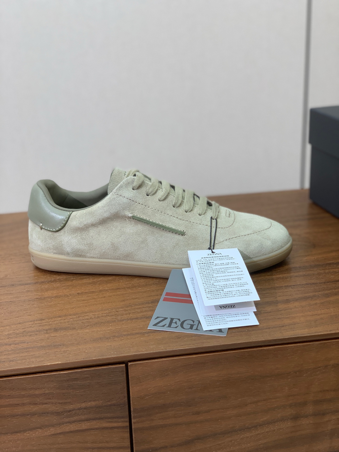 【Zegna】系带休闲鞋。饰有标志性三重交叉松紧细节，灵感源于三重手缝线迹造型，彰显了杰尼亚的悠久传承。