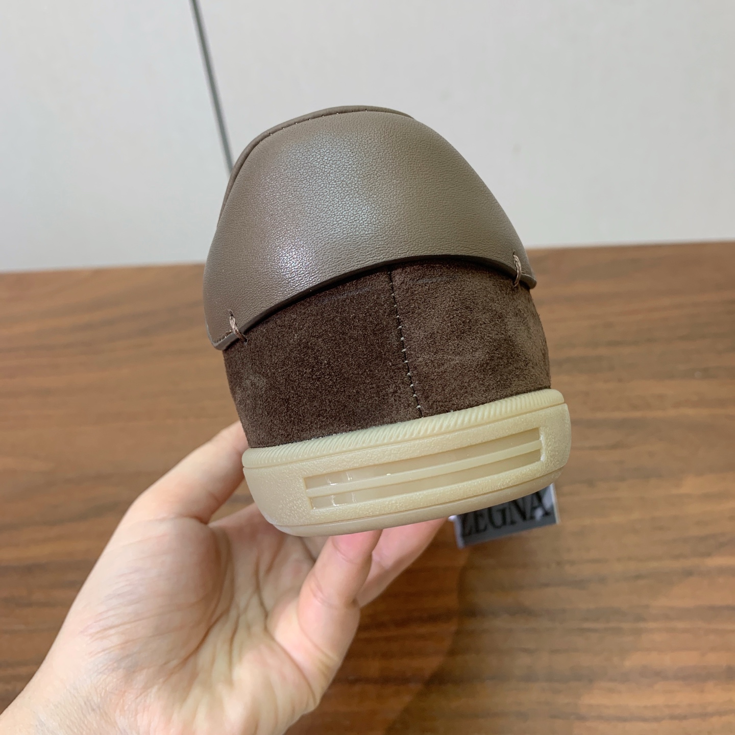 【Zegna】系带休闲鞋。饰有标志性三重交叉松紧细节，灵感源于三重手缝线迹造型，彰显了杰尼亚的悠久传承。