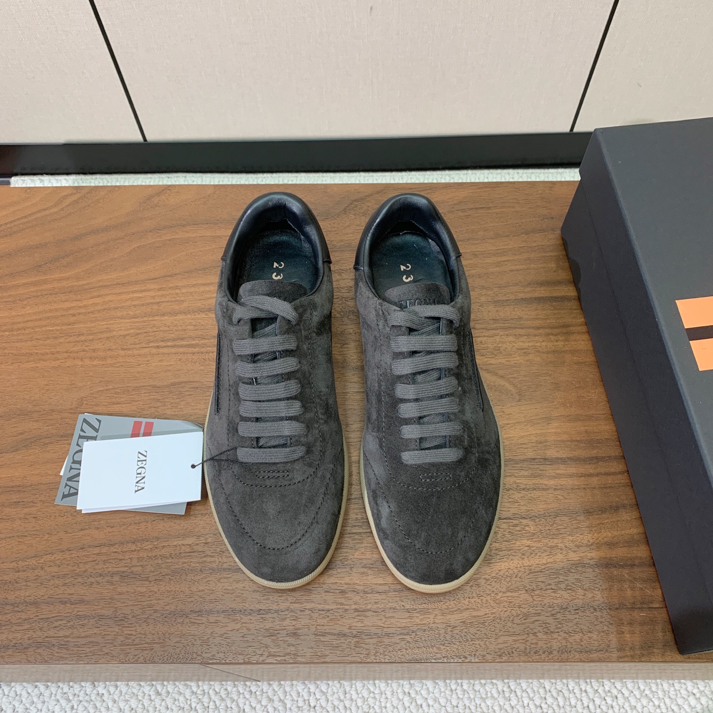 【Zegna】系带休闲鞋。饰有标志性三重交叉松紧细节，灵感源于三重手缝线迹造型，彰显了杰尼亚的悠久传承。