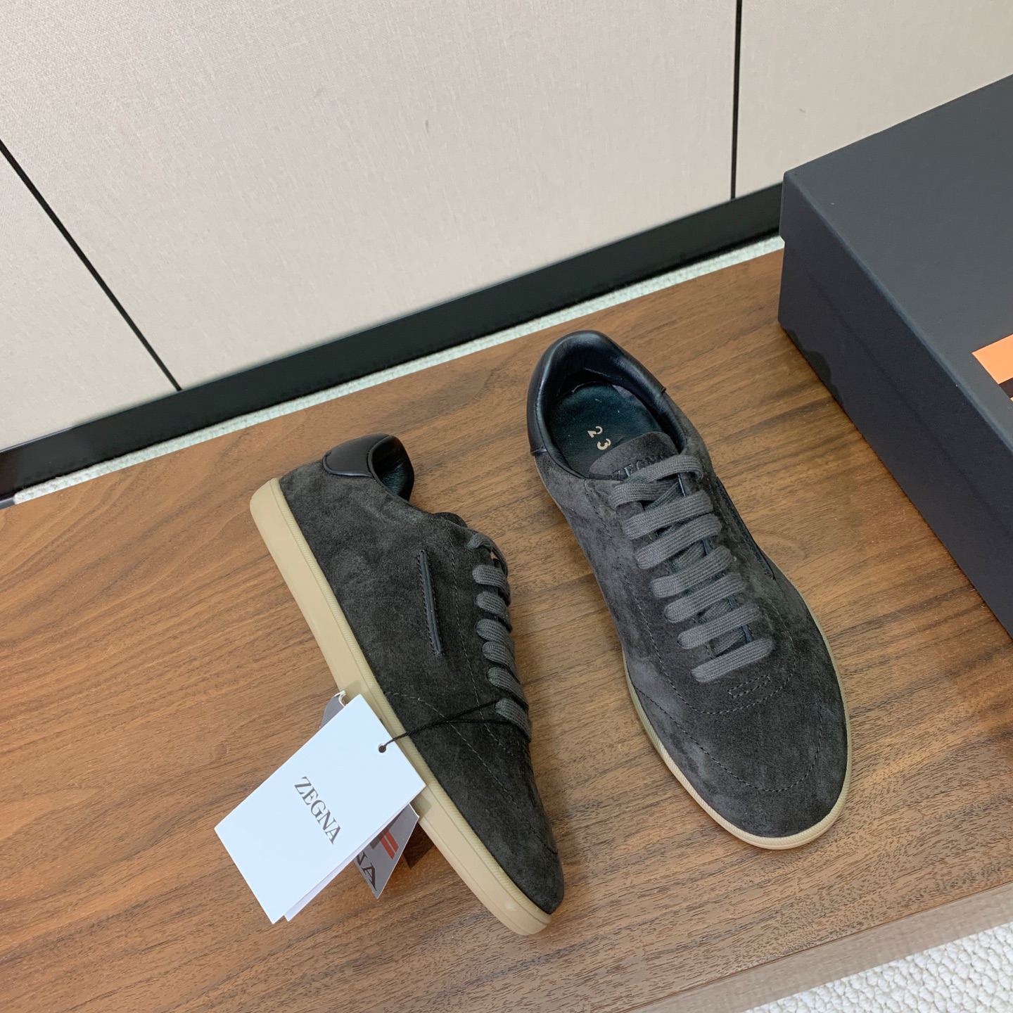 【Zegna】系带休闲鞋。饰有标志性三重交叉松紧细节，灵感源于三重手缝线迹造型，彰显了杰尼亚的悠久传承。