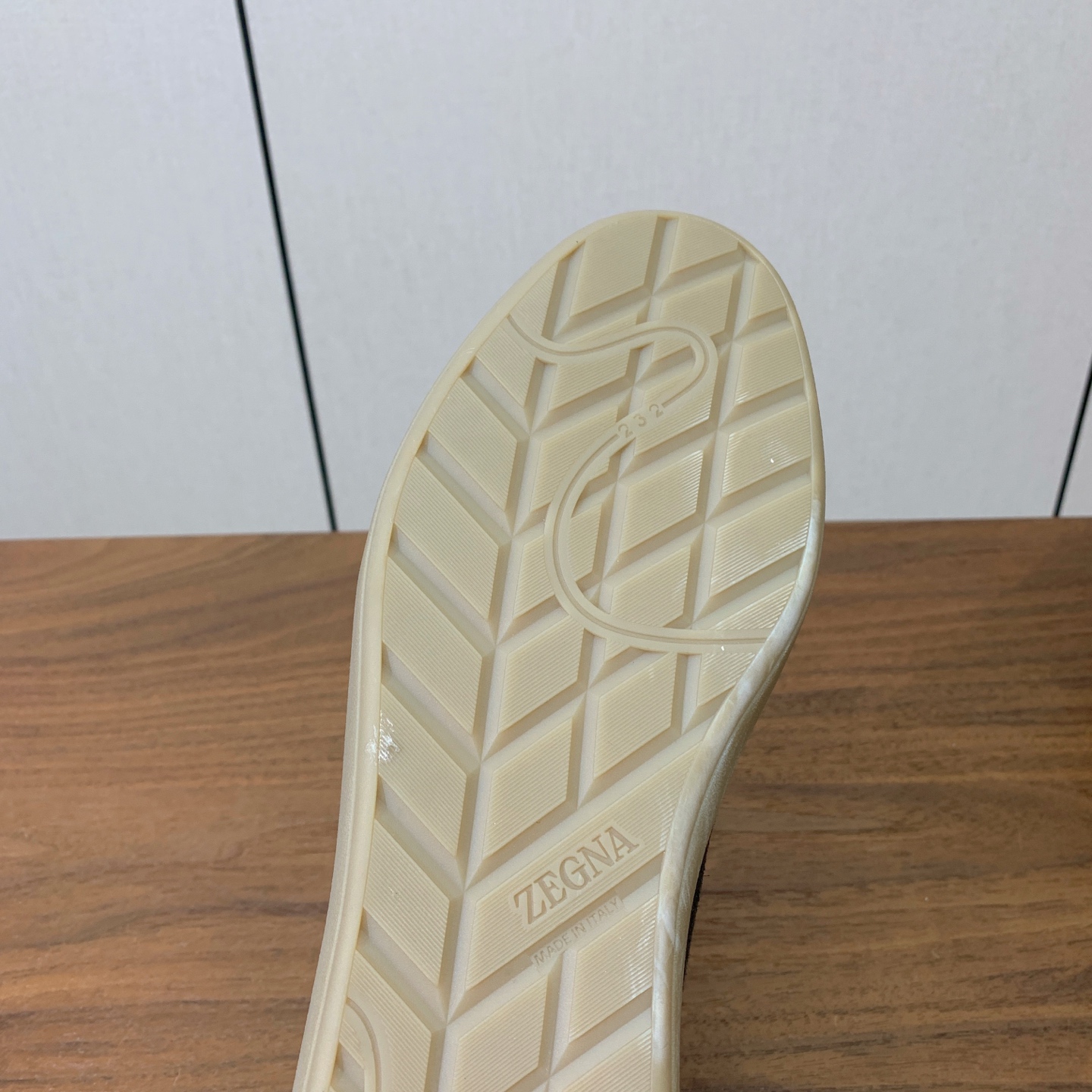 【Zegna】系带休闲鞋。饰有标志性三重交叉松紧细节，灵感源于三重手缝线迹造型，彰显了杰尼亚的悠久传承。