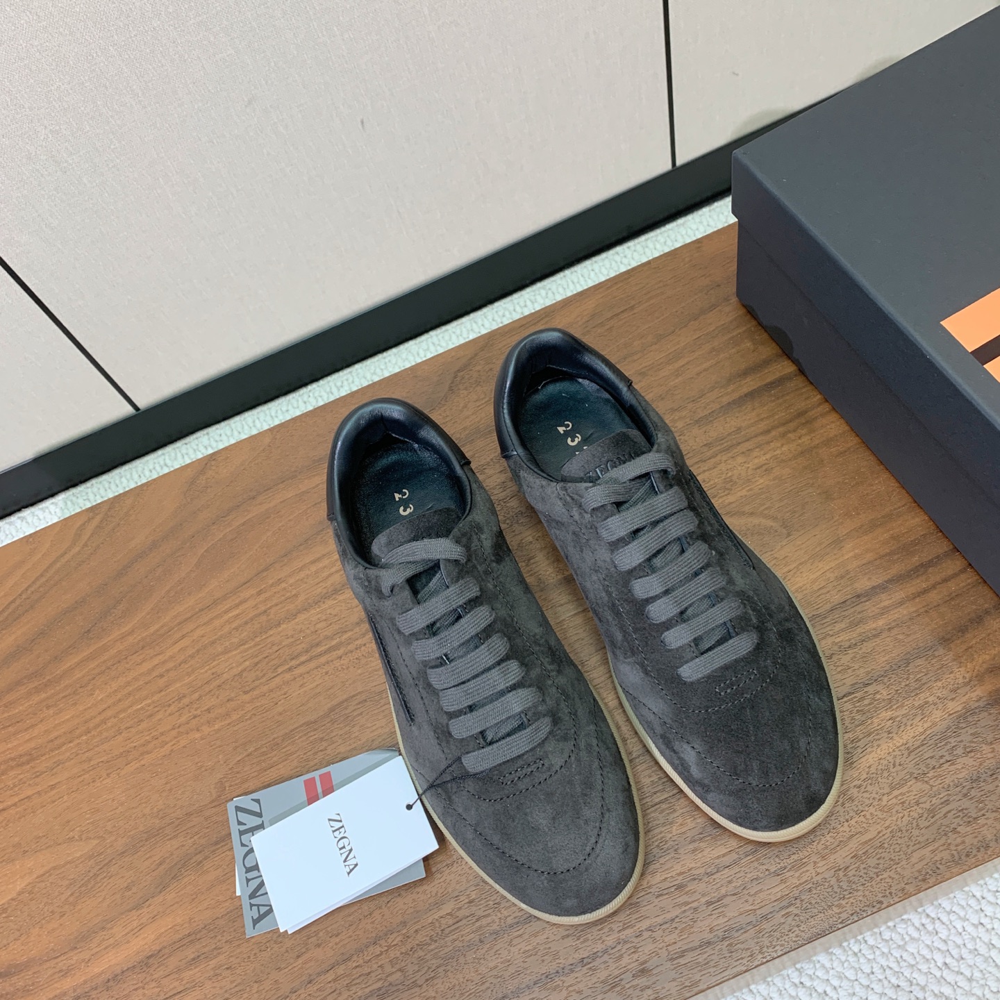 【Zegna】系带休闲鞋。饰有标志性三重交叉松紧细节，灵感源于三重手缝线迹造型，彰显了杰尼亚的悠久传承。