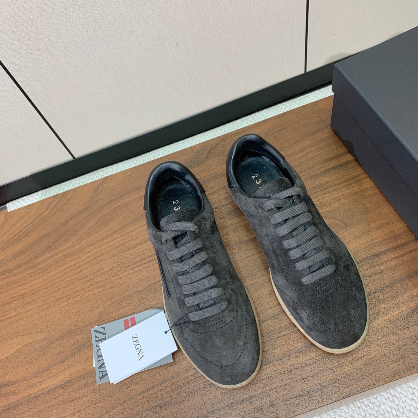 【Zegna】系带休闲鞋。饰有标志性三重交叉松紧细节，灵感源于三重手缝线迹造型，彰显了杰尼亚的悠久传承。