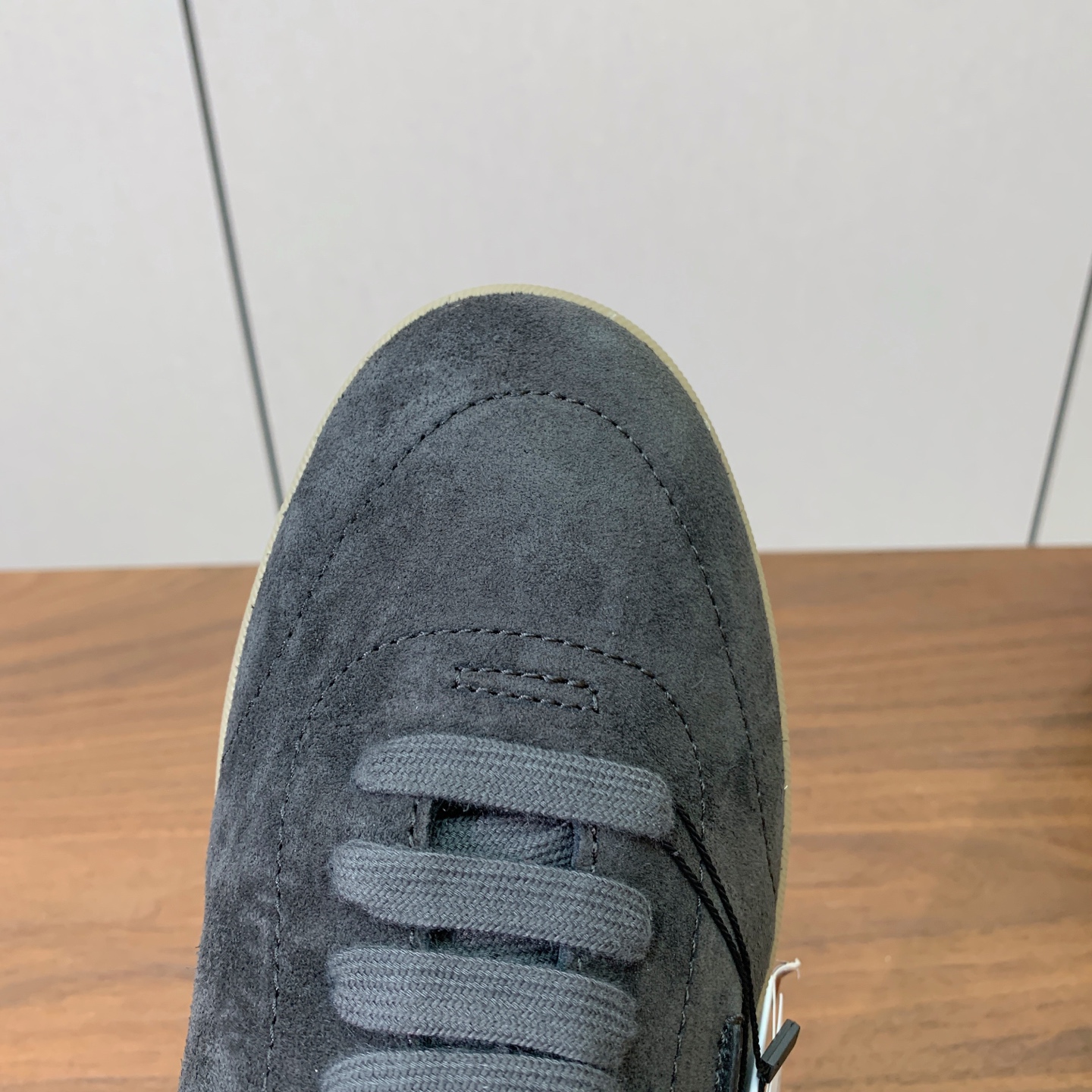 【Zegna】系带休闲鞋。饰有标志性三重交叉松紧细节，灵感源于三重手缝线迹造型，彰显了杰尼亚的悠久传承。
