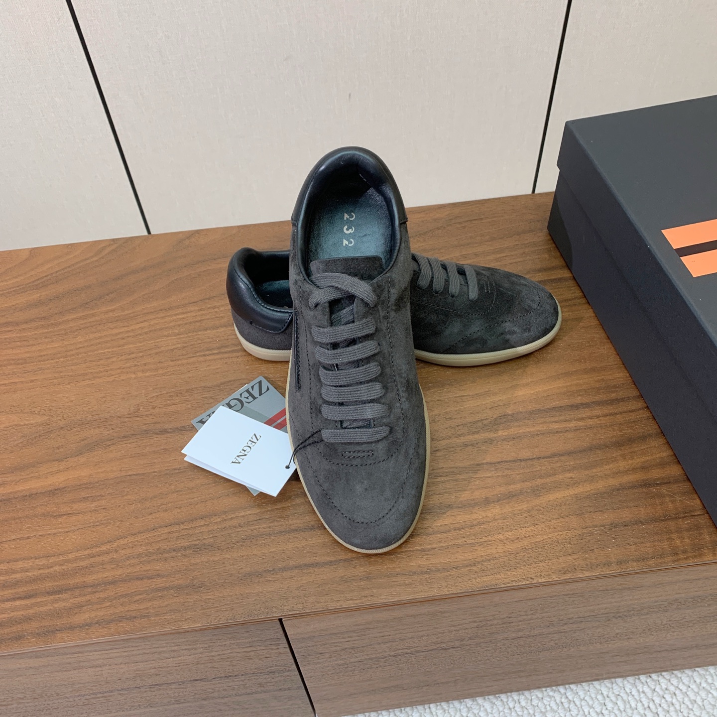 【Zegna】系带休闲鞋。饰有标志性三重交叉松紧细节，灵感源于三重手缝线迹造型，彰显了杰尼亚的悠久传承。