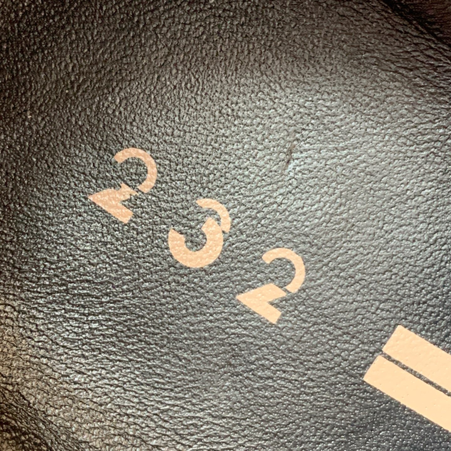 【Zegna】系带休闲鞋。饰有标志性三重交叉松紧细节，灵感源于三重手缝线迹造型，彰显了杰尼亚的悠久传承。