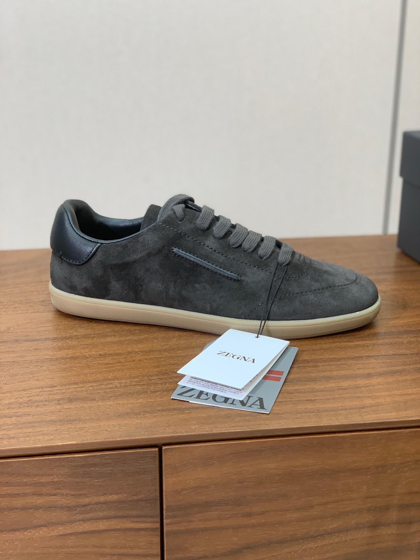 【Zegna】系带休闲鞋。饰有标志性三重交叉松紧细节，灵感源于三重手缝线迹造型，彰显了杰尼亚的悠久传承。