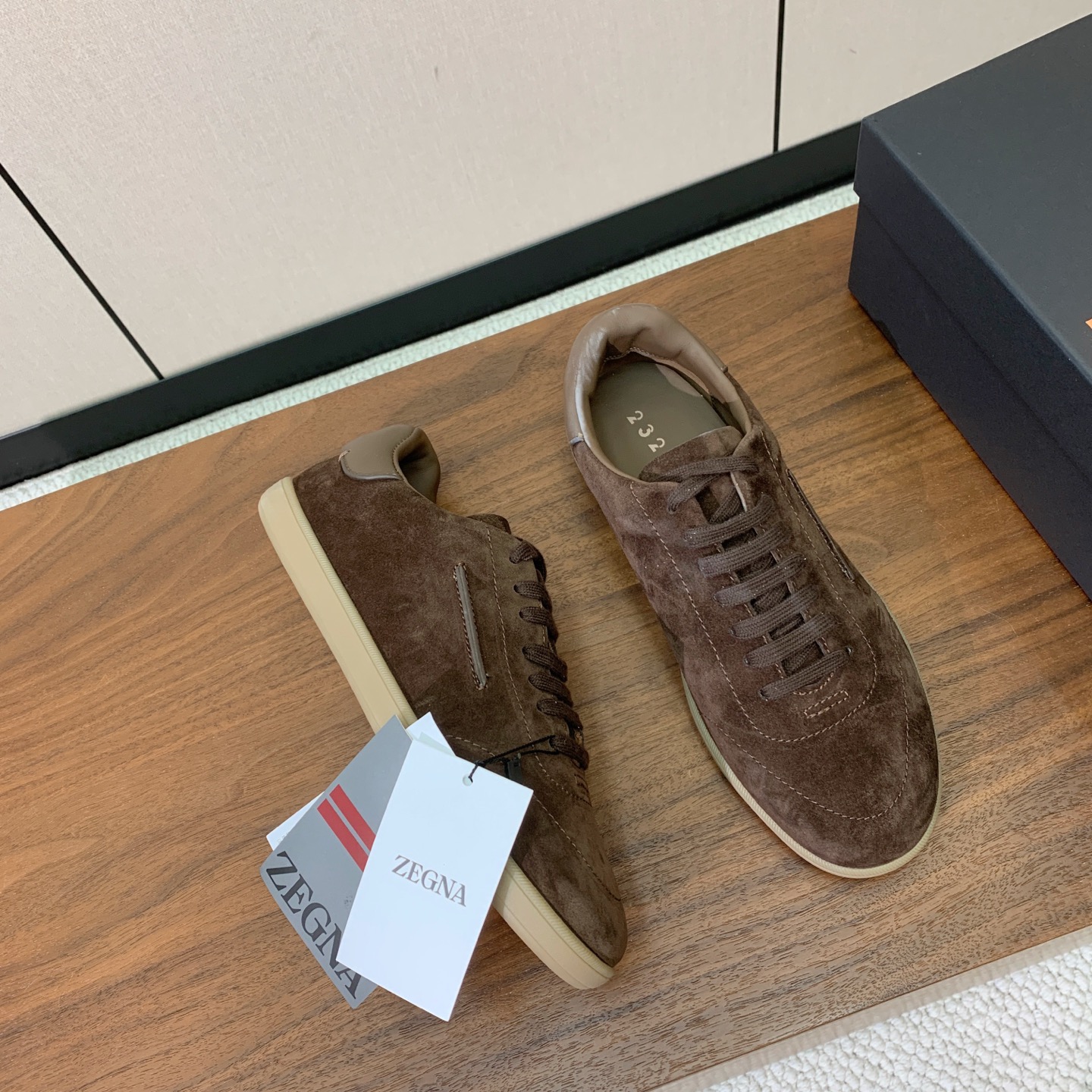【Zegna】系带休闲鞋。饰有标志性三重交叉松紧细节，灵感源于三重手缝线迹造型，彰显了杰尼亚的悠久传承。
