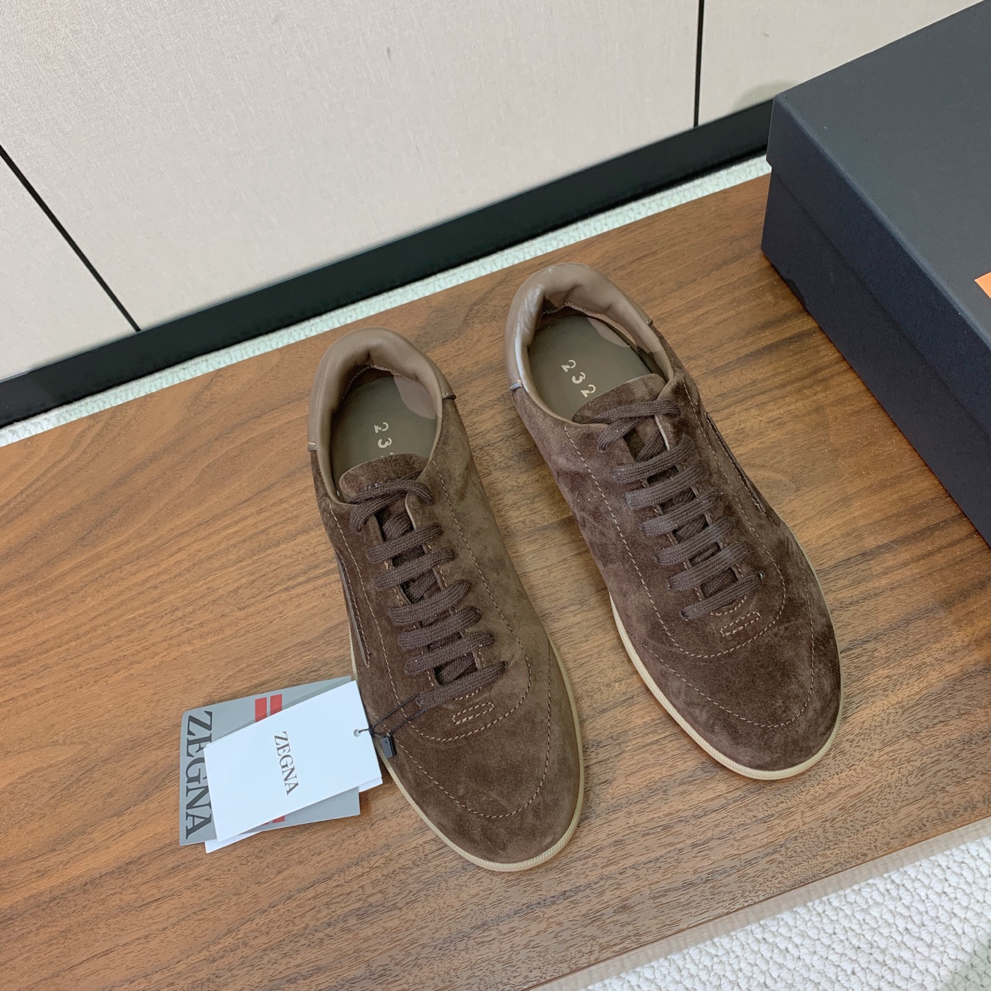 【Zegna】系带休闲鞋。饰有标志性三重交叉松紧细节，灵感源于三重手缝线迹造型，彰显了杰尼亚的悠久传承。