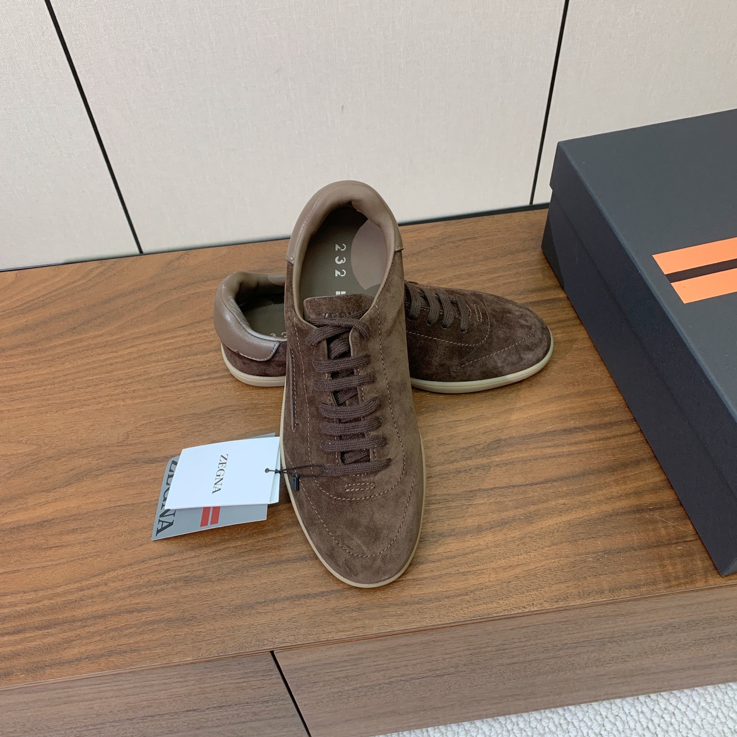【Zegna】系带休闲鞋。饰有标志性三重交叉松紧细节，灵感源于三重手缝线迹造型，彰显了杰尼亚的悠久传承。