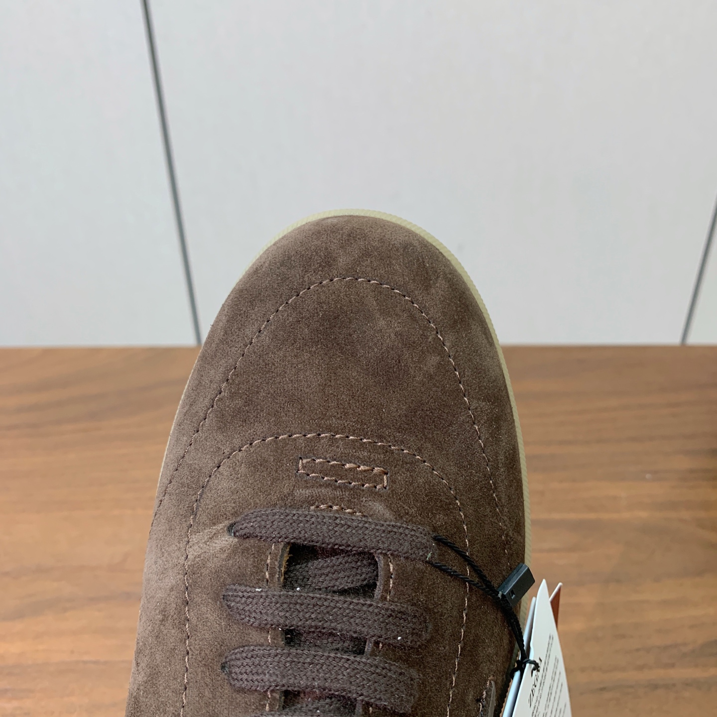 【Zegna】系带休闲鞋。饰有标志性三重交叉松紧细节，灵感源于三重手缝线迹造型，彰显了杰尼亚的悠久传承。