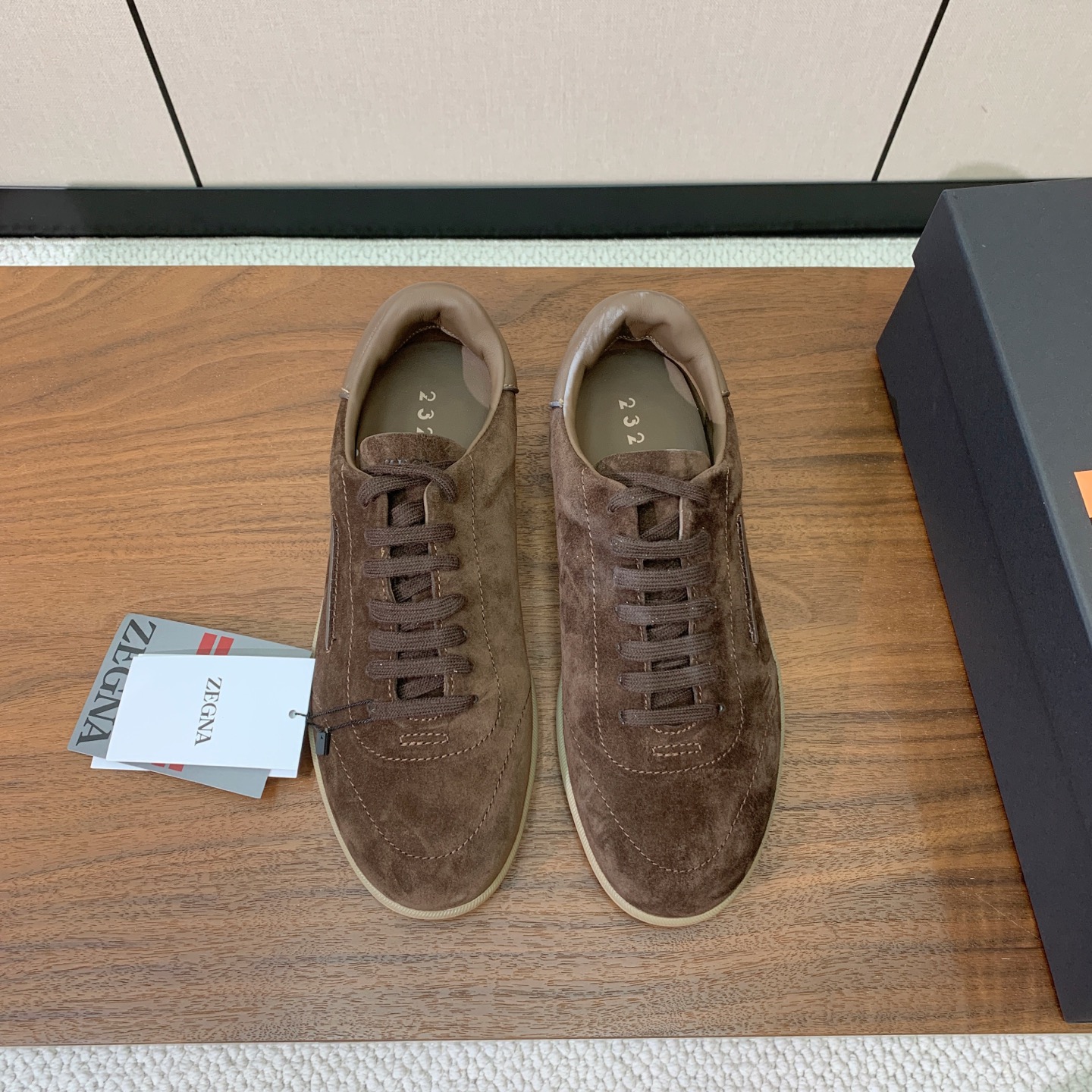 【Zegna】系带休闲鞋。饰有标志性三重交叉松紧细节，灵感源于三重手缝线迹造型，彰显了杰尼亚的悠久传承。