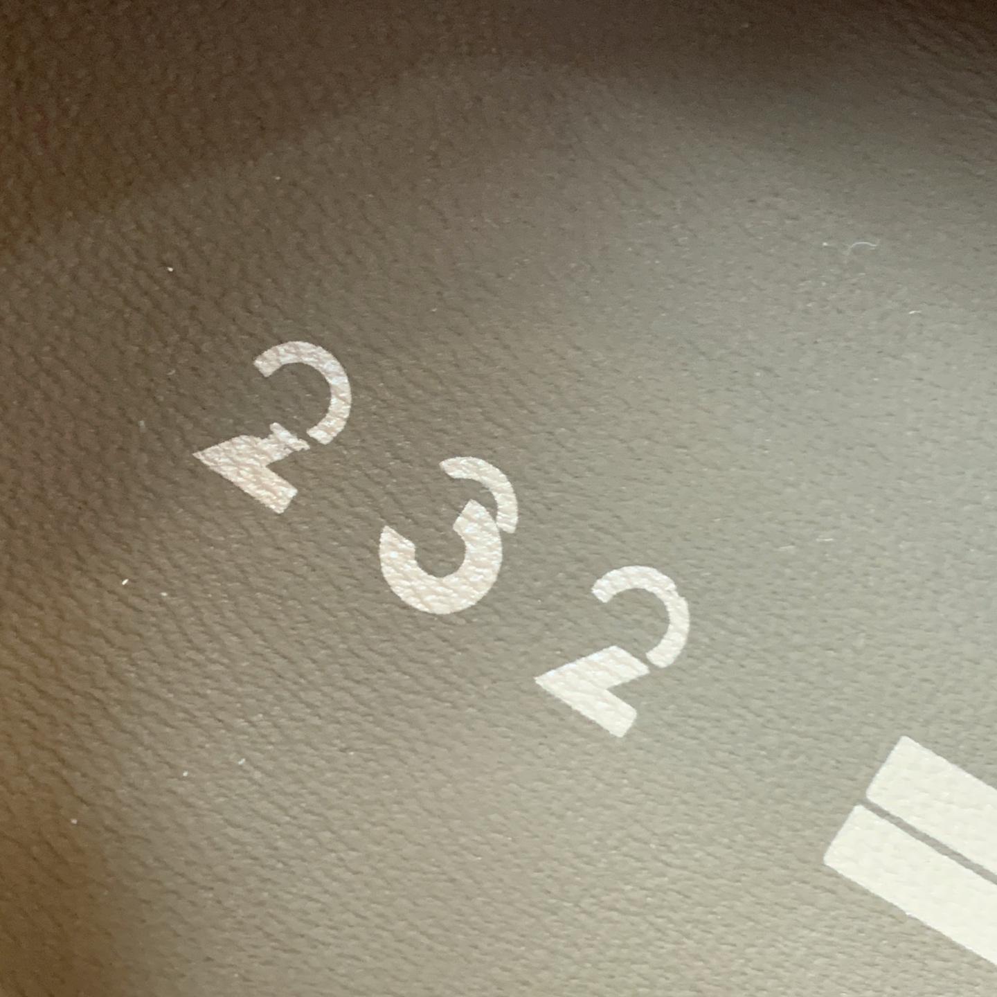 【Zegna】系带休闲鞋。饰有标志性三重交叉松紧细节，灵感源于三重手缝线迹造型，彰显了杰尼亚的悠久传承。