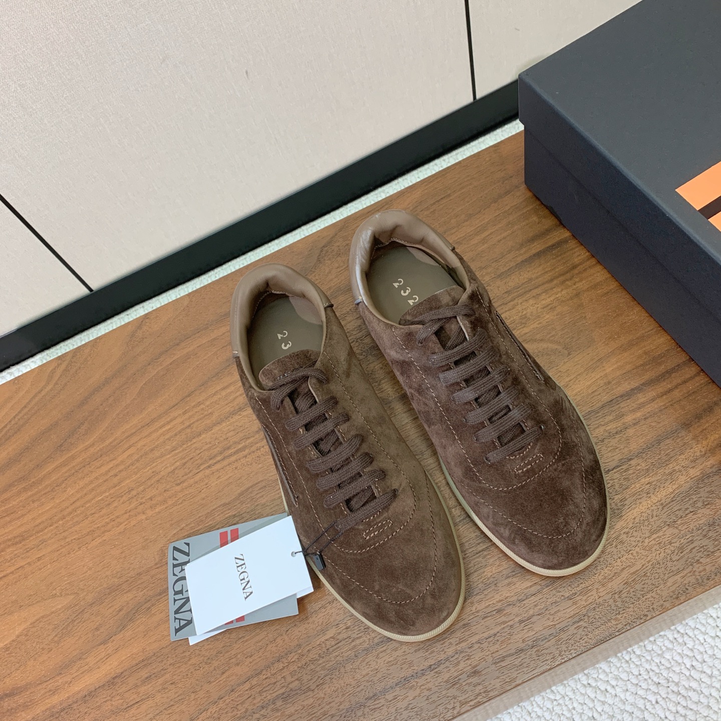 【Zegna】系带休闲鞋。饰有标志性三重交叉松紧细节，灵感源于三重手缝线迹造型，彰显了杰尼亚的悠久传承。