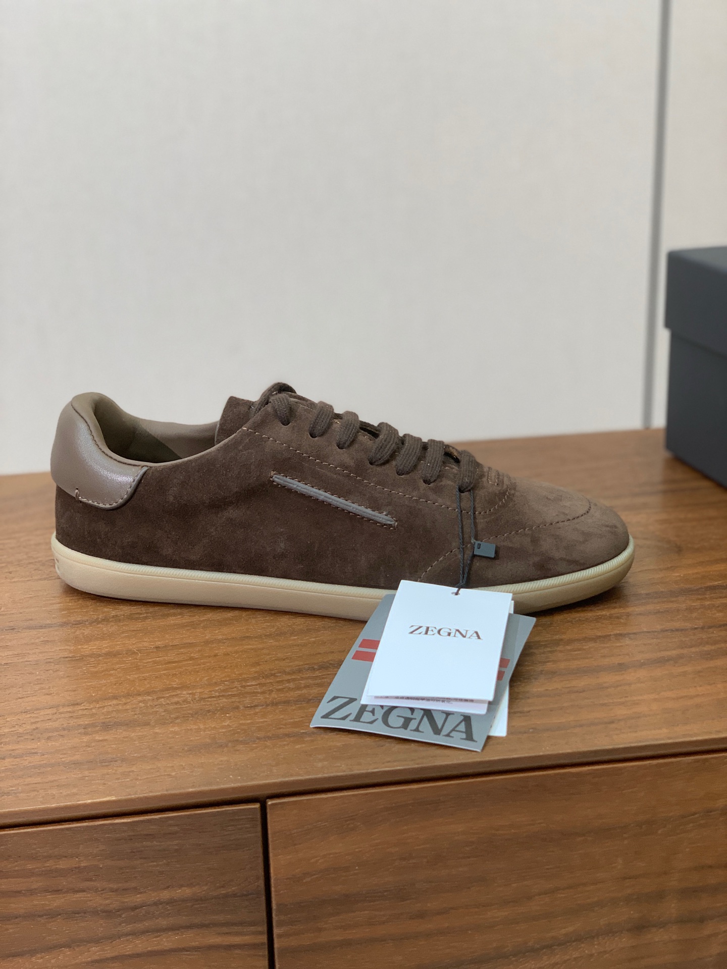 【Zegna】系带休闲鞋。饰有标志性三重交叉松紧细节，灵感源于三重手缝线迹造型，彰显了杰尼亚的悠久传承。