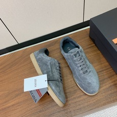 【Zegna】系带休闲鞋。饰有标志性三重交叉松紧细节,灵感源于三重手缝线迹造型,彰显了杰尼亚的悠久传承。 【Zegna】系带休闲鞋。饰有标志性三重交叉松紧细节,灵感源于三重手缝线迹造型,彰显了杰尼亚的悠久传承。