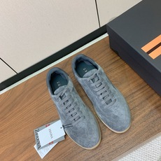【Zegna】系带休闲鞋。饰有标志性三重交叉松紧细节,灵感源于三重手缝线迹造型,彰显了杰尼亚的悠久传承。 【Zegna】系带休闲鞋。饰有标志性三重交叉松紧细节,灵感源于三重手缝线迹造型,彰显了杰尼亚的悠久传承。