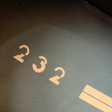 【Zegna】系带休闲鞋。饰有标志性三重交叉松紧细节,灵感源于三重手缝线迹造型,彰显了杰尼亚的悠久传承。 【Zegna】系带休闲鞋。饰有标志性三重交叉松紧细节,灵感源于三重手缝线迹造型,彰显了杰尼亚的悠久传承。