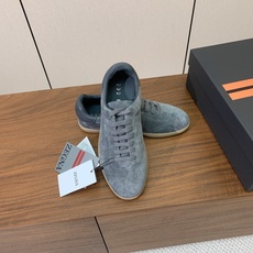【Zegna】系带休闲鞋。饰有标志性三重交叉松紧细节,灵感源于三重手缝线迹造型,彰显了杰尼亚的悠久传承。 【Zegna】系带休闲鞋。饰有标志性三重交叉松紧细节,灵感源于三重手缝线迹造型,彰显了杰尼亚的悠久传承。