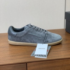 【Zegna】系带休闲鞋。饰有标志性三重交叉松紧细节,灵感源于三重手缝线迹造型,彰显了杰尼亚的悠久传承。 【Zegna】系带休闲鞋。饰有标志性三重交叉松紧细节,灵感源于三重手缝线迹造型,彰显了杰尼亚的悠久传承。
