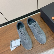 【Zegna】系带休闲鞋。饰有标志性三重交叉松紧细节,灵感源于三重手缝线迹造型,彰显了杰尼亚的悠久传承。 【Zegna】系带休闲鞋。饰有标志性三重交叉松紧细节,灵感源于三重手缝线迹造型,彰显了杰尼亚的悠久传承。