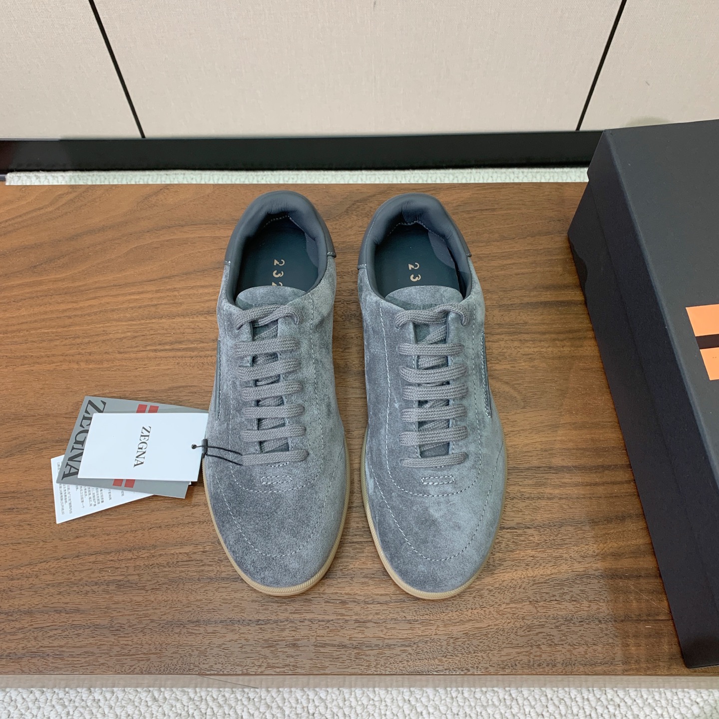 【Zegna】系带休闲鞋。饰有标志性三重交叉松紧细节，灵感源于三重手缝线迹造型，彰显了杰尼亚的悠久传承。