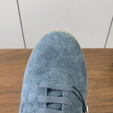 【Zegna】系带休闲鞋。饰有标志性三重交叉松紧细节,灵感源于三重手缝线迹造型,彰显了杰尼亚的悠久传承。 【Zegna】系带休闲鞋。饰有标志性三重交叉松紧细节,灵感源于三重手缝线迹造型,彰显了杰尼亚的悠久传承。