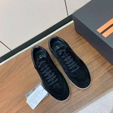 【Zegna】系带休闲鞋。饰有标志性三重交叉松紧细节,灵感源于三重手缝线迹造型,彰显了杰尼亚的悠久传承。 【Zegna】系带休闲鞋。饰有标志性三重交叉松紧细节,灵感源于三重手缝线迹造型,彰显了杰尼亚的悠久传承。