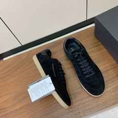 【Zegna】系带休闲鞋。饰有标志性三重交叉松紧细节,灵感源于三重手缝线迹造型,彰显了杰尼亚的悠久传承。 【Zegna】系带休闲鞋。饰有标志性三重交叉松紧细节,灵感源于三重手缝线迹造型,彰显了杰尼亚的悠久传承。
