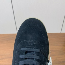【Zegna】系带休闲鞋。饰有标志性三重交叉松紧细节,灵感源于三重手缝线迹造型,彰显了杰尼亚的悠久传承。 【Zegna】系带休闲鞋。饰有标志性三重交叉松紧细节,灵感源于三重手缝线迹造型,彰显了杰尼亚的悠久传承。