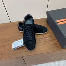 【Zegna】系带休闲鞋。饰有标志性三重交叉松紧细节,灵感源于三重手缝线迹造型,彰显了杰尼亚的悠久传承。 【Zegna】系带休闲鞋。饰有标志性三重交叉松紧细节,灵感源于三重手缝线迹造型,彰显了杰尼亚的悠久传承。