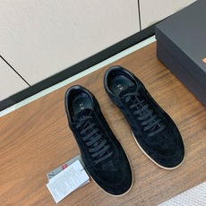 【Zegna】系带休闲鞋。饰有标志性三重交叉松紧细节,灵感源于三重手缝线迹造型,彰显了杰尼亚的悠久传承。 【Zegna】系带休闲鞋。饰有标志性三重交叉松紧细节,灵感源于三重手缝线迹造型,彰显了杰尼亚的悠久传承。