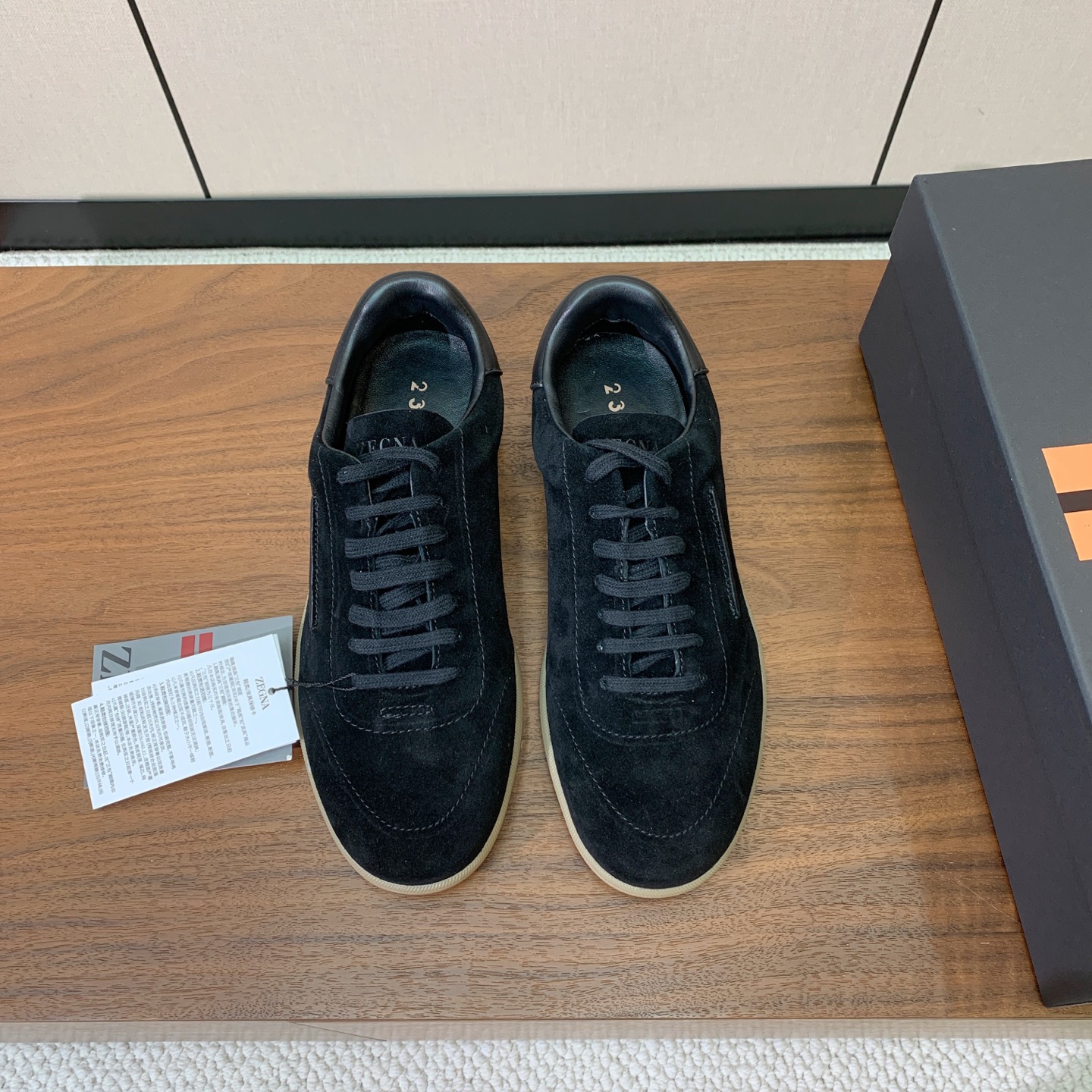 【Zegna】系带休闲鞋。饰有标志性三重交叉松紧细节，灵感源于三重手缝线迹造型，彰显了杰尼亚的悠久传承。