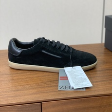 【Zegna】系带休闲鞋。饰有标志性三重交叉松紧细节,灵感源于三重手缝线迹造型,彰显了杰尼亚的悠久传承。 【Zegna】系带休闲鞋。饰有标志性三重交叉松紧细节,灵感源于三重手缝线迹造型,彰显了杰尼亚的悠久传承。