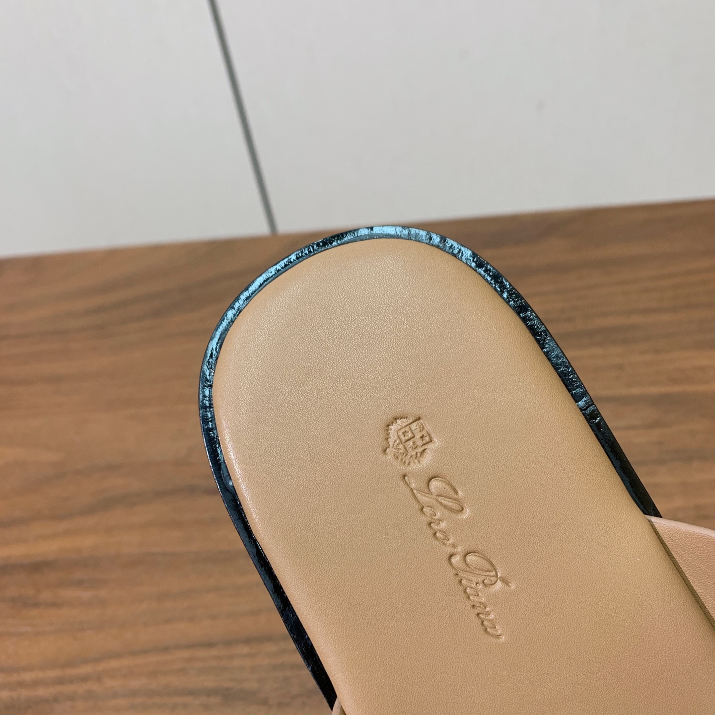 【Loro Piana】男款拖鞋。时尚性与皮料实用性同样兼具依然全网最高品质。鞋面牛皮，羊皮内里，真皮大