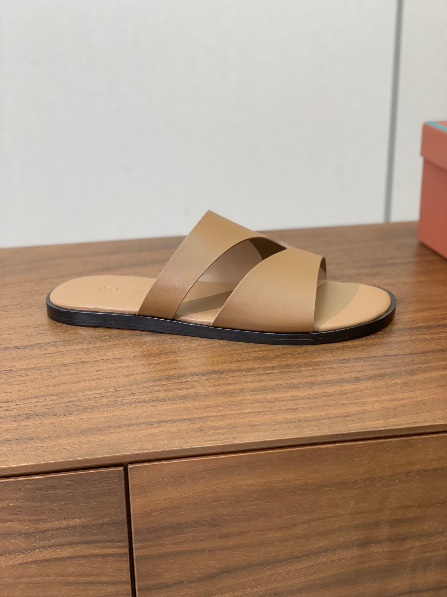 【Loro Piana】男款拖鞋。时尚性与皮料实用性同样兼具依然全网最高品质。鞋面牛皮，羊皮内里，真皮大