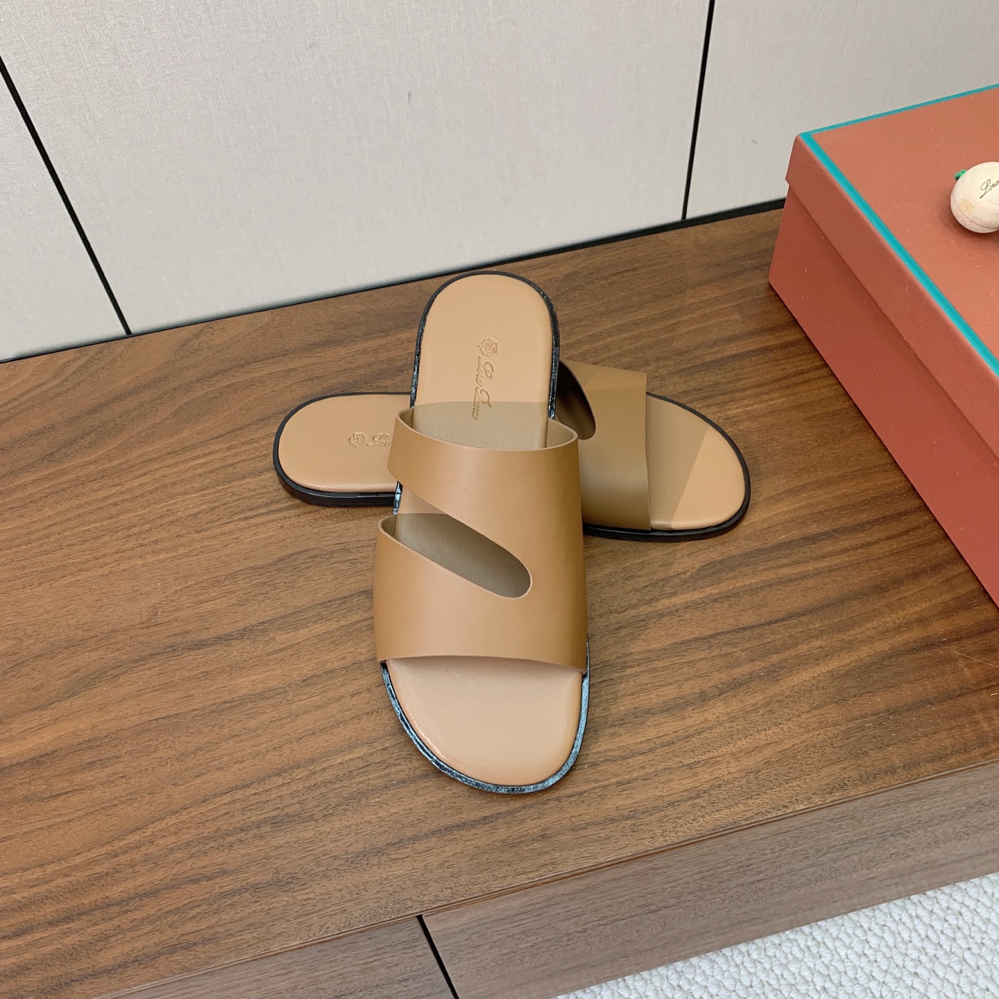 【Loro Piana】男款拖鞋。时尚性与皮料实用性同样兼具依然全网最高品质。鞋面牛皮，羊皮内里，真皮大
