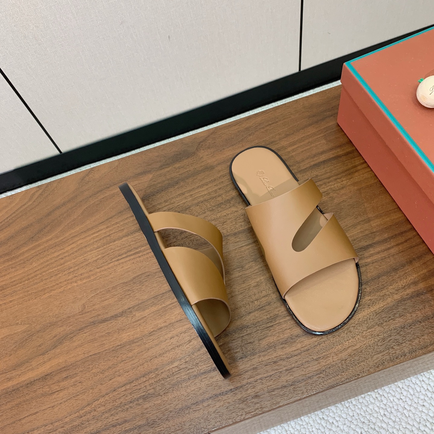 【Loro Piana】男款拖鞋。时尚性与皮料实用性同样兼具依然全网最高品质。鞋面牛皮，羊皮内里，真皮大
