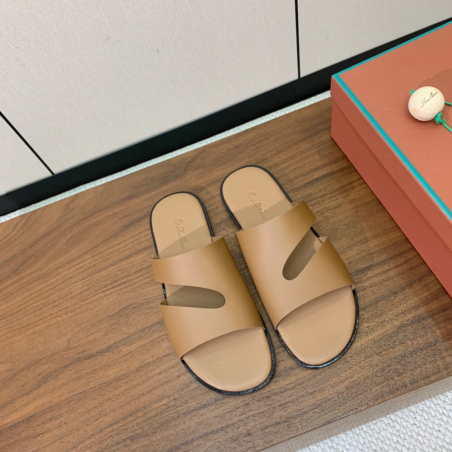 【Loro Piana】男款拖鞋。时尚性与皮料实用性同样兼具依然全网最高品质。鞋面牛皮，羊皮内里，真皮大