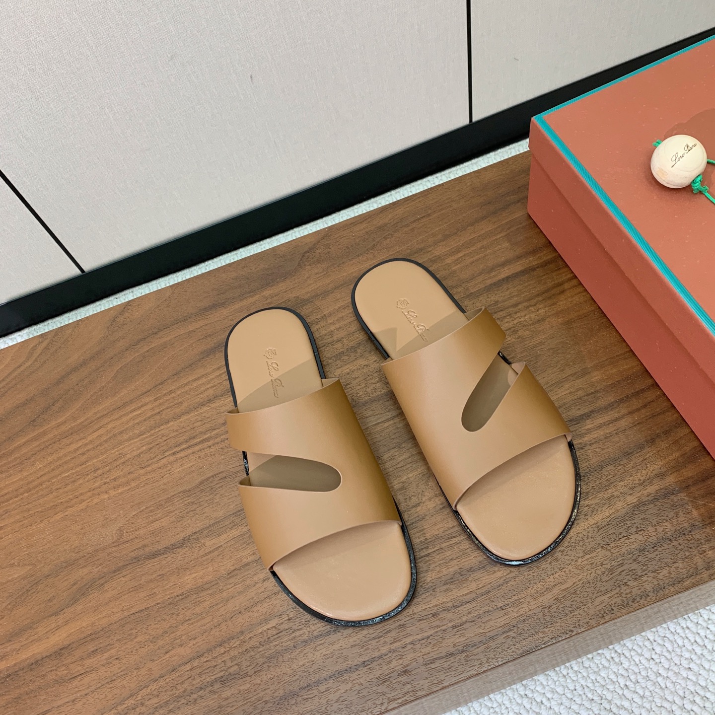 【Loro Piana】男款拖鞋。时尚性与皮料实用性同样兼具依然全网最高品质。鞋面牛皮，羊皮内里，真皮大