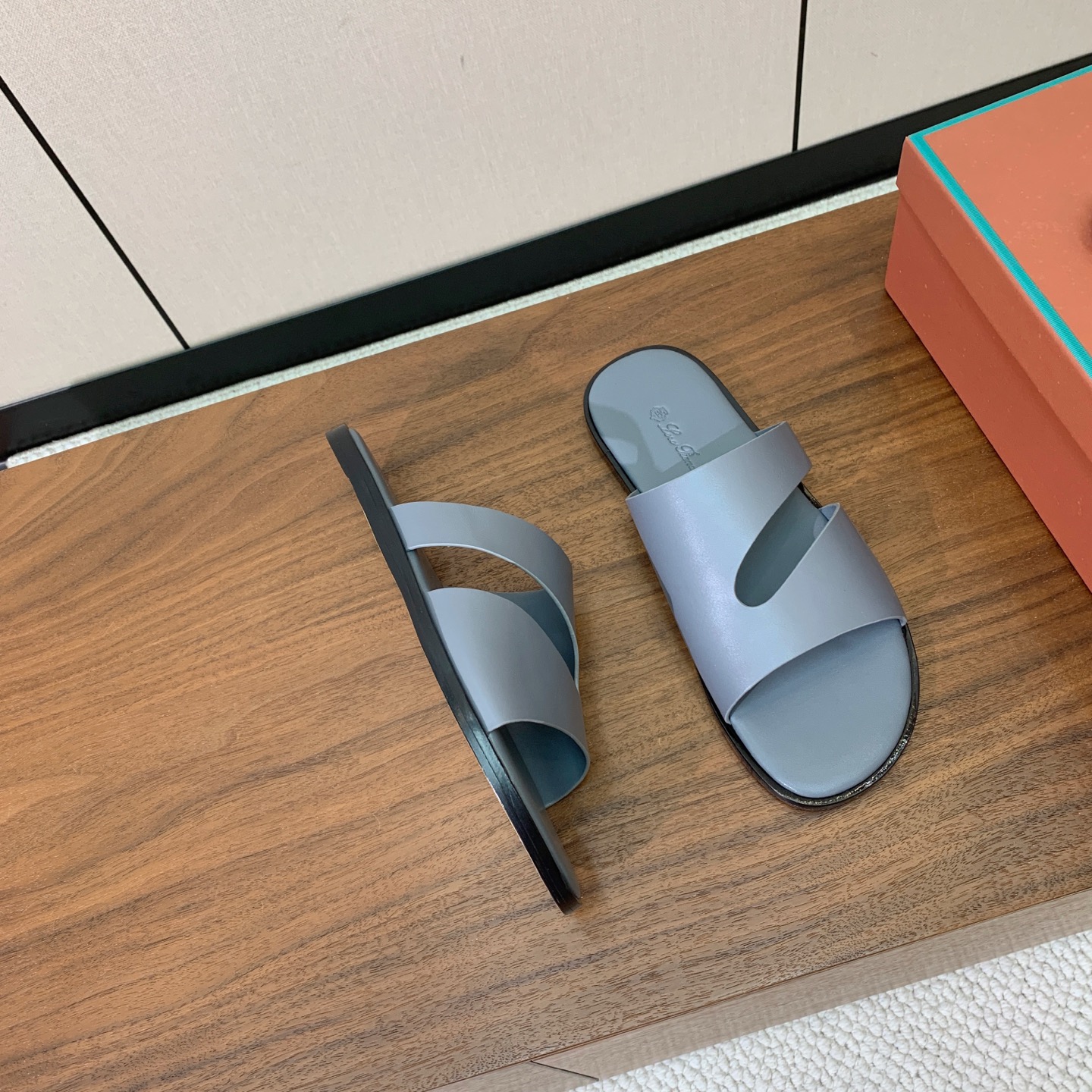 【Loro Piana】男款拖鞋。时尚性与皮料实用性同样兼具依然全网最高品质。鞋面牛皮，羊皮内里，真皮大