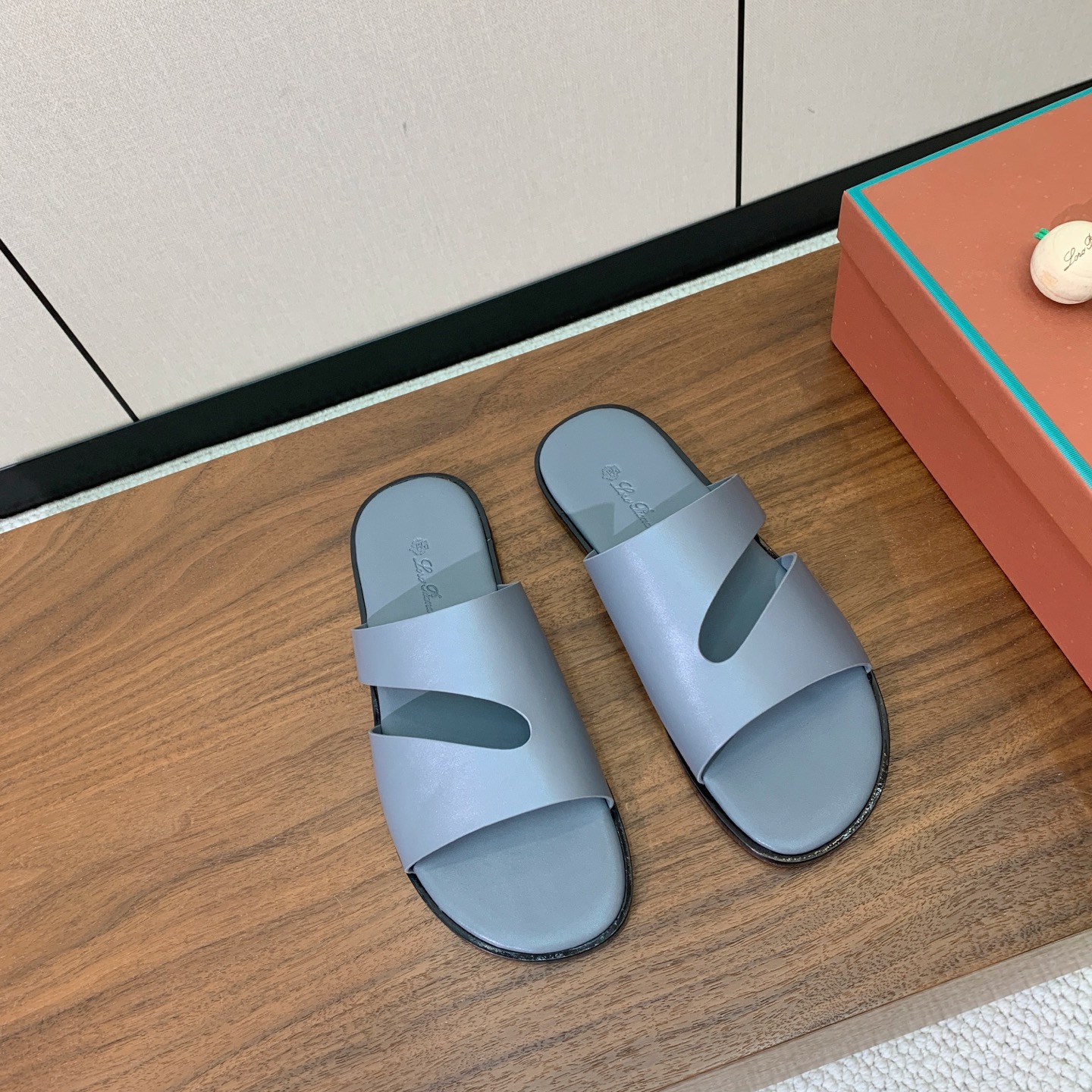 【Loro Piana】男款拖鞋。时尚性与皮料实用性同样兼具依然全网最高品质。鞋面牛皮，羊皮内里，真皮大