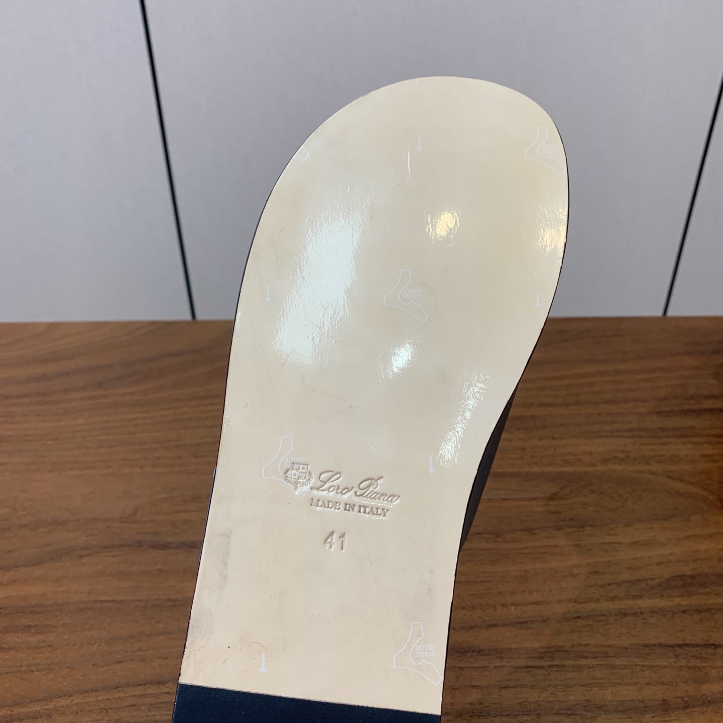 【Loro Piana】男款拖鞋。时尚性与皮料实用性同样兼具依然全网最高品质。鞋面牛皮，羊皮内里，真皮大