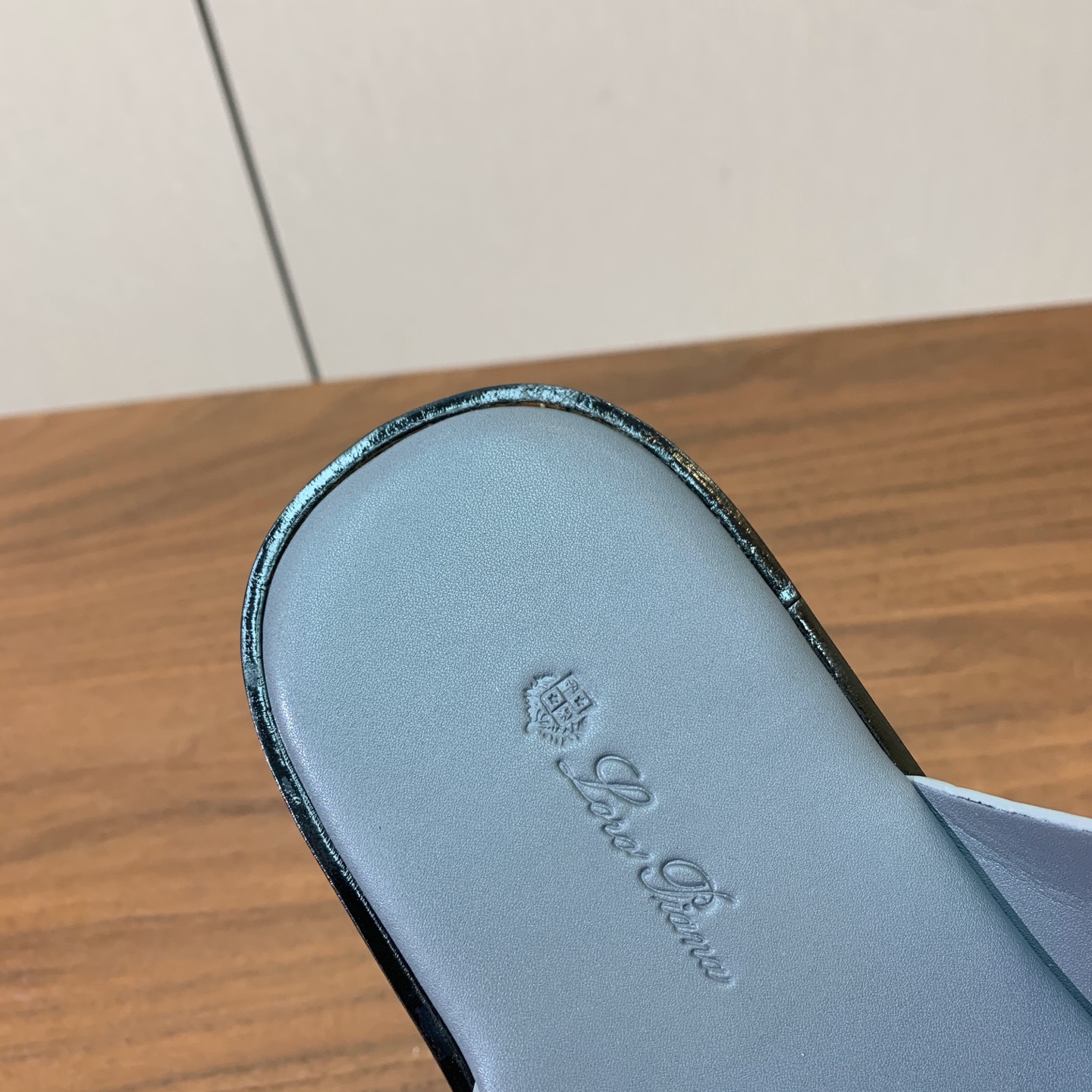 【Loro Piana】男款拖鞋。时尚性与皮料实用性同样兼具依然全网最高品质。鞋面牛皮，羊皮内里，真皮大