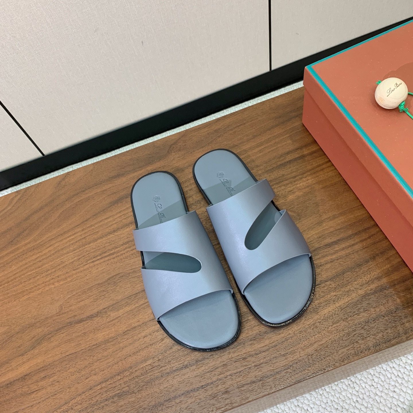 【Loro Piana】男款拖鞋。时尚性与皮料实用性同样兼具依然全网最高品质。鞋面牛皮，羊皮内里，真皮大